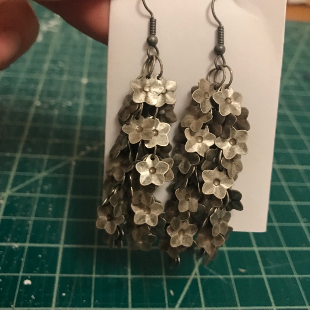 Flower dangle earrings